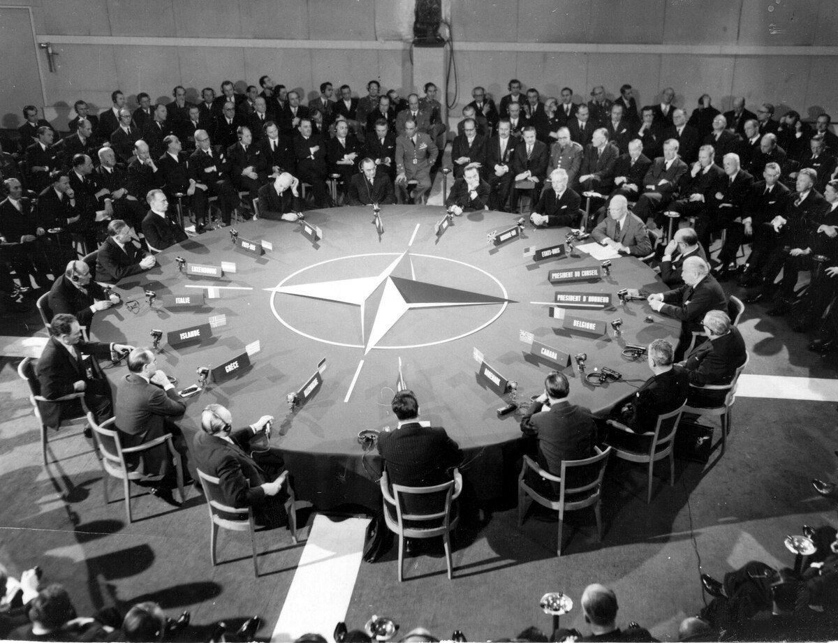 Cold War History: From Iron Curtain to t...