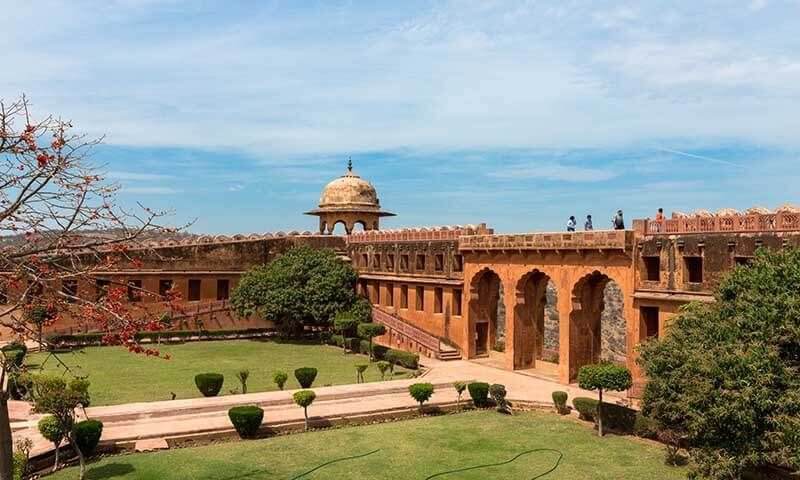  Jaigarh Fort: The Silent Guardian of Jaipur’s Royal Legacy